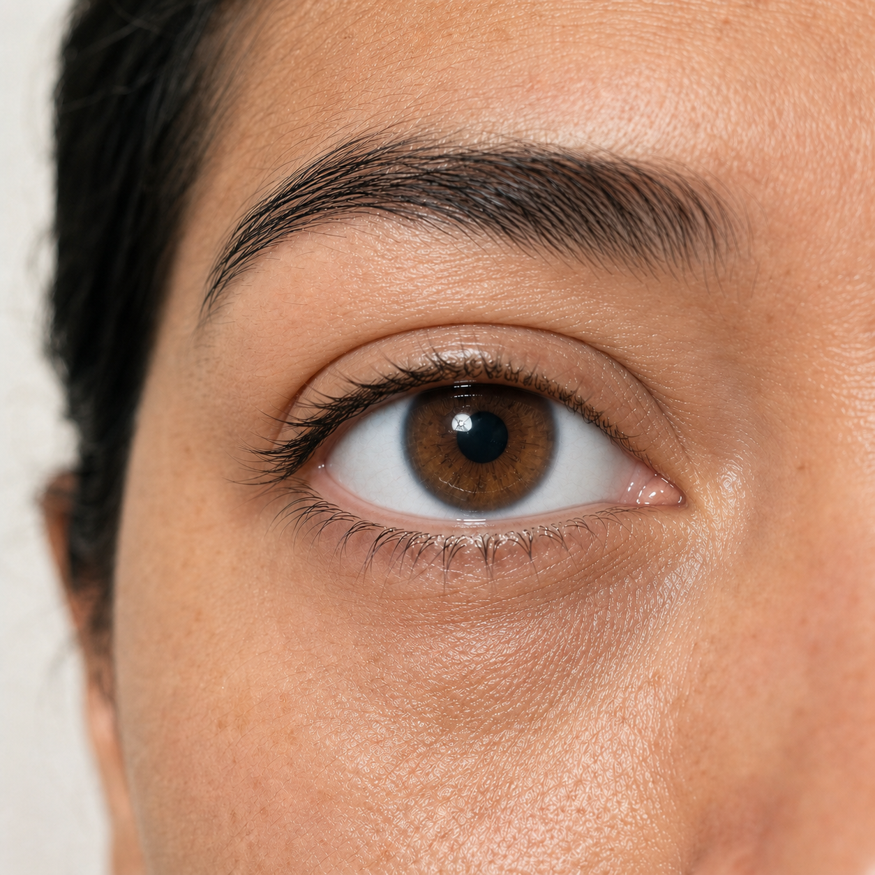 El mismo ojo con una superficie ocular de aspecto hidratado y confortable